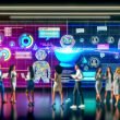 Marketing-Team diskutiert vor digitalen Dashboards mit KI-Dialoganzeigen und Conversion-Statistiken in modernem, urbanem Büro mit holografischen Bannern und Code-Snippets.