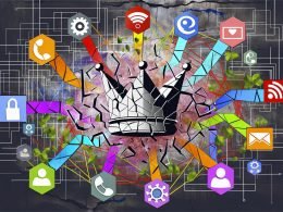 Dynamische Collage mit zersprungenem Conversion-Krönchen, umgeben von Social-Media-Icons, verbunden durch bunte Linien, vor einem Labyrinth aus Tracking-Daten und Cookie-Puzzleteilen.