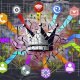 Dynamische Collage mit zersprungenem Conversion-Krönchen, umgeben von Social-Media-Icons, verbunden durch bunte Linien, vor einem Labyrinth aus Tracking-Daten und Cookie-Puzzleteilen.