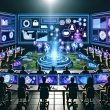 Futuristischer Kontrollraum mit Marketingexperten, die holografische Dashboards zu KI-Dialoganzeigen, Analysen und Benutzerprofilen untersuchen. Neonfarben, Gesprächsblasen und NLP-Symbole visualisieren innovative Werbetechnologien.