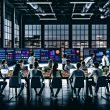 Junge Profis bei einem intensiven SEO-Strategieworkshop in einem industriellen Raum mit Analyse-Dashboards und Großstadtblick.