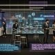 Labor mit Marketing- und Tech-Experten an durchsichtigen Touchscreens, holografischen AR-Visualisierungen und digitalen Projizierungen, inspiriert von Innovation und Disruption