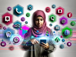 Junge Frau mit Smartphone, aus dessen Display bunte Augmented Reality Icons und digitale Produkte in die reale Umgebung treten. Umgeben von Hologrammen, Social Media Icons und transparenten digitalen Ebenen, in modernem, minimalistischem Setting.