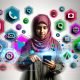 Junge Frau mit Smartphone, aus dessen Display bunte Augmented Reality Icons und digitale Produkte in die reale Umgebung treten. Umgeben von Hologrammen, Social Media Icons und transparenten digitalen Ebenen, in modernem, minimalistischem Setting.