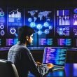 Moderner Kontrollraum mit bunten SEO-Analysen, Keywordwolken, Rankingdiagrammen und Icons von Tools wie Screaming Frog, Ahrefs und Google Search Console. Im Vordergrund sitzt eine fokussierte Person am Laptop, umgeben von Codesymbolen.