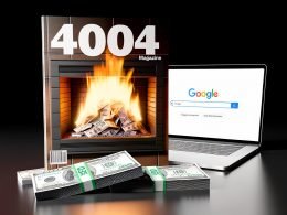Stapel brennender Geldscheine im modernen Kamin, dahinter ein aufgeklappter Laptop mit Google-Suchleiste und SEO-Grafiken auf dem Bildschirm