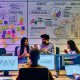 Szene in einem hippen, modernen Büro: Junge, diverse SEO-Expert:innen analysieren Daten auf großen Monitoren, diskutieren kritisch und erklären Performance-Kurven, umgeben von Post-Its und technischen Diagrammen.