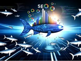 Visualisierung einer schlanken, leuchtenden Website als Fisch im digitalen Haifischbecken, umgeben von Google-Algorithmus-Haien, SEO-Icons und Data-Visualisierungen in Blau, Weiß und Schwarz.