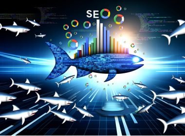 Visualisierung einer schlanken, leuchtenden Website als Fisch im digitalen Haifischbecken, umgeben von Google-Algorithmus-Haien, SEO-Icons und Data-Visualisierungen in Blau, Weiß und Schwarz.