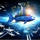 Visualisierung einer schlanken, leuchtenden Website als Fisch im digitalen Haifischbecken, umgeben von Google-Algorithmus-Haien, SEO-Icons und Data-Visualisierungen in Blau, Weiß und Schwarz.