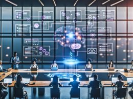 Modernes, futuristisches Büro: diverses Marketing- und Managementteam kollaboriert an einem großen Touchscreen-Tisch mit Flowcharts, KPI-Dashboards, AI-Prompts und zentraler Visualisierung von Claude AI; im Hintergrund Compliance-Checklisten, API-Diagramme und Code.