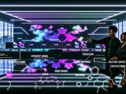 Futuristischer Studio-Arbeitsplatz mit ultrabreiten Monitoren, die lebendige KI-generierte Bilder, animierte Konzeptboards und Motion Graphics zeigen. Mehrere Designer deuten auf schwebende Interface-Overlays mit Prompt-Engineering-Sprache, Maskenwerkzeugen, Control Maps und Inpainting-Reglern. Im Hintergrund abstrakte digitale Motive wie Diffusionswolken, Transformer-Linien und Latent-Space-Netze sowie Produktionsdetails mit Versionstags, Seed-Nummern, WebP/PNG/TIFF-Icons und Farbmanagement-Charts.