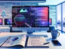 Modernes deutsches Marketingbüro mit Bildschirm voller Diagramme, algorithmischer Charts und KI-Signalen; Notizblock mit deutschen Keywords, Smartphone mit Compliance-Checkliste; Lupen-Wasserzeichen zur KI-Content-Detektion.