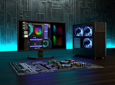 Modernes Desktop-PC-Setup auf dunklem Schreibtisch mit kühler Ambientebeleuchtung; auf dem Bildschirm die ASUS AI Suite 3 mit Diagrammen, Dials und Schiebereglern für Lüfter, Spannung und Monitoring; daneben technische Blaupause mit markierten Lüftern, VRMs und Sensoren.