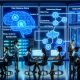 Modernes, blau beleuchtetes Büro mit Fachleuten vor Dashboards; transparente Datenströme und Knoten zeigen eine KI‑Marketing‑Architektur mit APIs, Vektor‑Datenbanken, Orchestratoren sowie Consent‑, GDPR/DSGVO‑ und Guardrails‑Nodes; Server, eindeutige Experiment‑IDs, strukturierte JSON‑Ausgaben und Monitoring‑Alerts verdeutlichen Sicherheit, Compliance und nahtlose Integration.