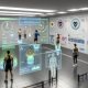 Hochmodernes Fitnessstudio mit Sportlern in Wearables; holografische AR-Dashboards zeigen HR, HRV und VO2max; transparenter LLM-Coach berät; Computer Vision analysiert Posen; Serverracks und DSGVO-Icons betonen Sicherheit.