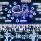 Diverse Marketing-Profis arbeiten vor Monitoren, während ein KI-Chatbot ein fragmentiertes PDF in Text-Chunks, Tabellen und Diagramme zerlegt; Flowcharts zeigen Parsing, Vektoreinbettung, Hybrid-Suche, Reranking und JSON-Ausgaben; im Hintergrund SEO/PPC-Dashboards, Compliance und Monitoring.