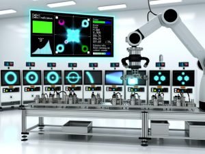 Moderne Produktionslinie mit robotergeführter Qualitätsprüfung: telezentrische Kamera beleuchtet ein Metallteil; Overlay markiert Mikroriss und Fehljustage, Monitore mit KI-Heatmaps, F1-Score und PPM.