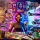 Futuristisches Kreativstudio: links Pinsel, Leinwand, Bleistifte, Skizzenbücher; rechts Monitore, Kabel, AR-Brillen und KI-Interfaces (Midjourney, Stable Diffusion, DALL·E). Eine Person hält einen Pinsel und tippt einen langen Prompt.