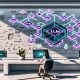 Person an modernem Schreibtisch blickt auf großes interaktives Display mit modularer Lernarchitektur (LLM, Embeddings, Vektorsuche, RAG); Tablet, Smartphone und Laptop zeigen Lern-Dashboards; Hologramme visualisieren adaptive Pfade, Analytik, Datenschutz und Governance im hellen Büro mit Pflanzen und Whiteboard.