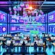 Moderner digitaler Klassenraum: Marketingteams an Laptops und Tablets vor holografischen Analysen zu ROAS, CAC, CLV, ML-Pipelines, Vektordatenbanken und LLM-Orchestrierung.