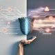 Dynamische Editorial‑Illustration zur zweischneidigen Rolle von KI im Unternehmen: links eine menschliche Hand mit Hightech‑Werkzeug in Leiterbahn‑Form, klare Datenflüsse, Diagramme und Interfaces für Effizienz, Automatisierung und ROI; rechts rote Warnzeichen, Sicherheitsschilde, verhedderte Linien und Glitch‑Effekte als Hinweise auf Bias, Compliance und chaotische Folgen; im Hintergrund verblassende Marketing‑Buzzwords, Fokus auf robuste Infrastruktur und Disziplin.