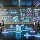 Futuristischer Arbeitsplatz mit holografischen Interfaces und schwebenden Analytics-Dashboards; ein diverses Team aus Data Scientists, Marketer:innen und Ingenieur:innen kollaboriert. Neonblaue Datenflüsse verbinden Feature Store, Server und Vektordatenbanken; sichtbare Guardrails und Datenschutz-Compliance im Fokus.