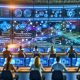 Dynamischer, futuristischer Marketing‑Kontrollraum mit vernetzten Dashboards und Datenströmen; diverse Fachleute steuern Kampagnen per Touchscreen, KI verknüpft CRM, CDP, Segmentierung und Consent‑Management.