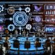 Hightech-Marketing-Kommandozentrale mit Echtzeit-Dashboards, holografischen Workflows und Team am beleuchteten Whiteboard; Symbole für DSGVO, Identitätsauflösung, Datenpipelines, Cloud, KI, E-Mail, Mobile und Performance; dynamische, zukunftsorientierte Stimmung.