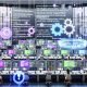Team in E‑Commerce‑Kontrollzentrum vor Dashboards zu personalisierten Anzeigen, Empfehlungen und Echtzeitanalysen; leuchtende Datenpipelines zu Datenbanken, Cloud und KI, Algorithmen‑Overlays, Flywheel sowie Sicherheits‑ und Einwilligungssymbole.