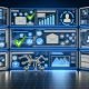 Futuristischer Arbeitsplatz mit transparenten Bildschirmen, die automatisierte E‑Mail‑Workflows, Datenflüsse, Analytics‑Dashboards, KI‑Personalisierung, Sicherheit, Compliance, A/B‑Tests, Zustellbarkeit und KPIs visualisieren.