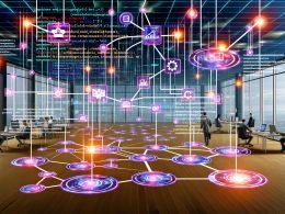 Moderner Workspace mit Marketingprofis und schwebenden Screens, die integrierte SaaS‑Tools wie Zapier, Google Analytics, Facebook Ads und Slack zeigen. In der Mitte ein modularer Workflow mit Triggern, Aktionen, Code, Formatter, Schleifen und Verzweigungen; Datenströme über Webhooks, Tables, Interfaces und Events Monitoring, verbunden durch Datenverträge und Versionierung.
