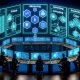 Futuristischer Kontrollraum in Blau/Teal: diverse Marketer an digitalen Terminals; holografische Flowcharts und System-Icons (CRM, E-Mail, Ads, Analytics, Warehouse); Touchscreens mit Mapping, Filtern, Routern und Echtzeit-Fehlerlogs; Sicherheits-Overlays mit Schloss, Schild und GDPR-Symbolen.
