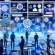 Team vor Monitoren mit Salesforce Marketing Cloud (Journey Builder, Automation Studio, Contact Builder); Datenflüsse über API/SFTP/Webhooks; Fehlerlogs, Compliance; Uhr zeigt 03:00.