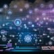 LED-beleuchteter Arbeitsplatz bei Nacht mit Laptop, der ein LinkedIn-Automatisierungs-Dashboard mit Flows, Grafiken und Nachrichten zeigt; im Hintergrund Zahnräder, Cloud/API, Proxys sowie Compliance-, Datenschutz- und Warnsymbole.
