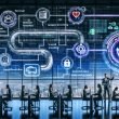 Diverse Fachkräfte in modernem Büro vor großen Bildschirmen; schwebende Flowcharts und Datenströme zeigen automatisiertes Kundenfeedback von Erhebung über Analyse bis Aktion; KI/NLP, Chatbots, sichere APIs, KPIs und DSGVO‑Schloss.