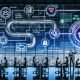 Diverse Fachkräfte in modernem Büro vor großen Bildschirmen; schwebende Flowcharts und Datenströme zeigen automatisiertes Kundenfeedback von Erhebung über Analyse bis Aktion; KI/NLP, Chatbots, sichere APIs, KPIs und DSGVO‑Schloss.