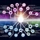 Konzeptionelle Infografik eines Chatbot-Flows mit vernetzten Knoten; farbcodierte Bereiche für NLU, Intent-Erkennung, Slot-Filling, Dialogmanagement und Aktionen; Symbole für Regeln, KI und Sicherheits-Guardrails sowie verzweigende Pfeile für hybride Orchestrierung; klar vor chaotischem Hintergrund.