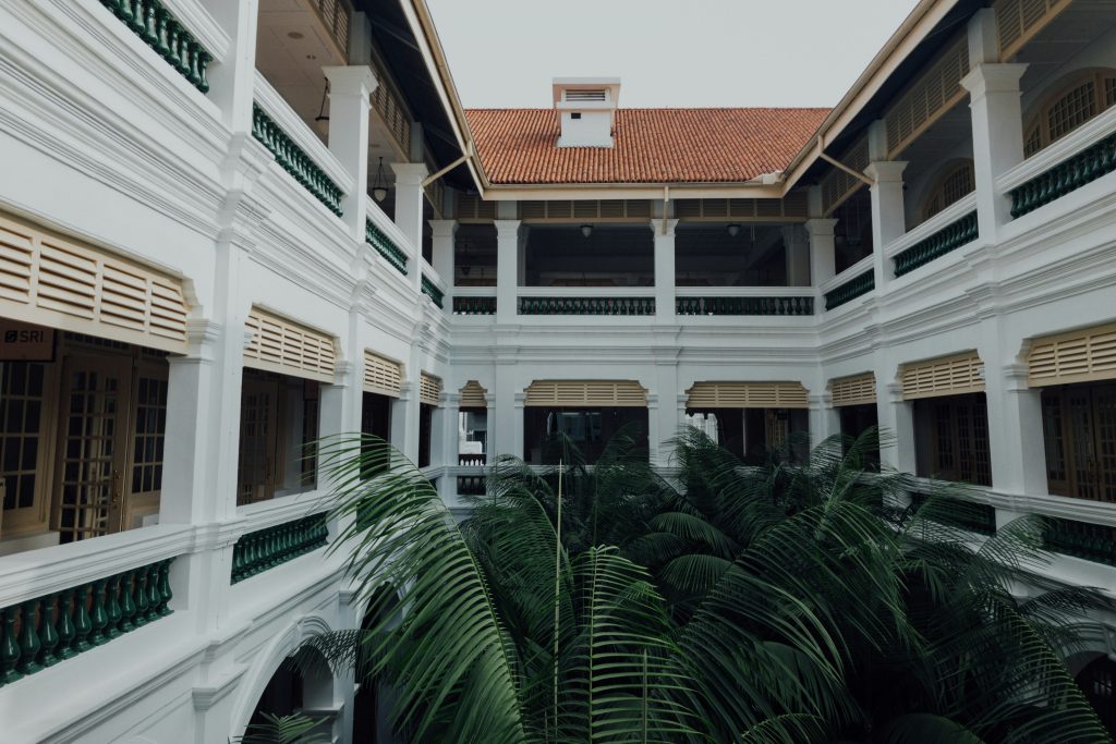 palmen-zwischen-den-gebauden-AAMZ0JL2n-s