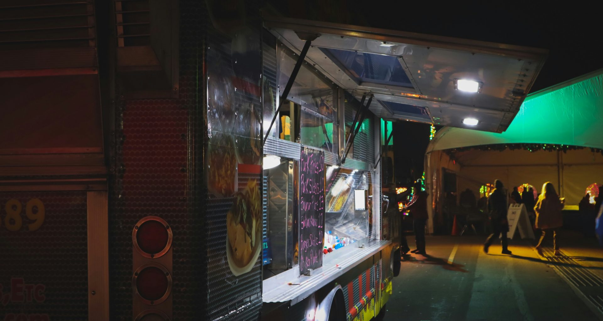 menschen-in-der-nahe-von-imbisswagen-jUH5RO_Cptc