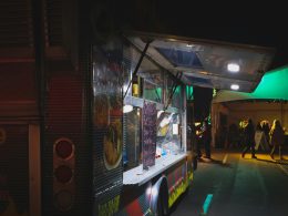 menschen-in-der-nahe-von-imbisswagen-jUH5RO_Cptc