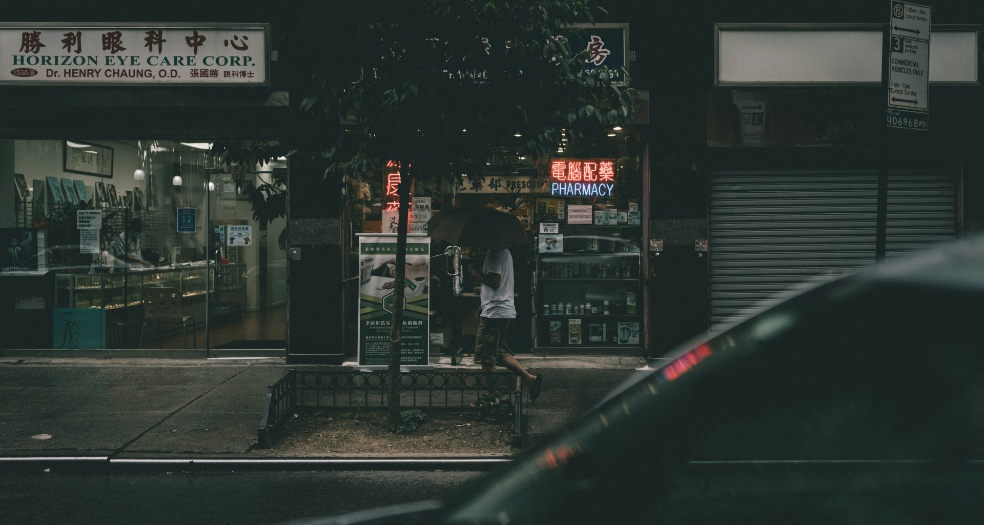 menschen-die-nachts-auf-dem-burgersteig-in-der-nahe-des-gebaudes-spazieren-gehen-NqC8f7y0qqM