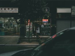 menschen-die-nachts-auf-dem-burgersteig-in-der-nahe-des-gebaudes-spazieren-gehen-NqC8f7y0qqM