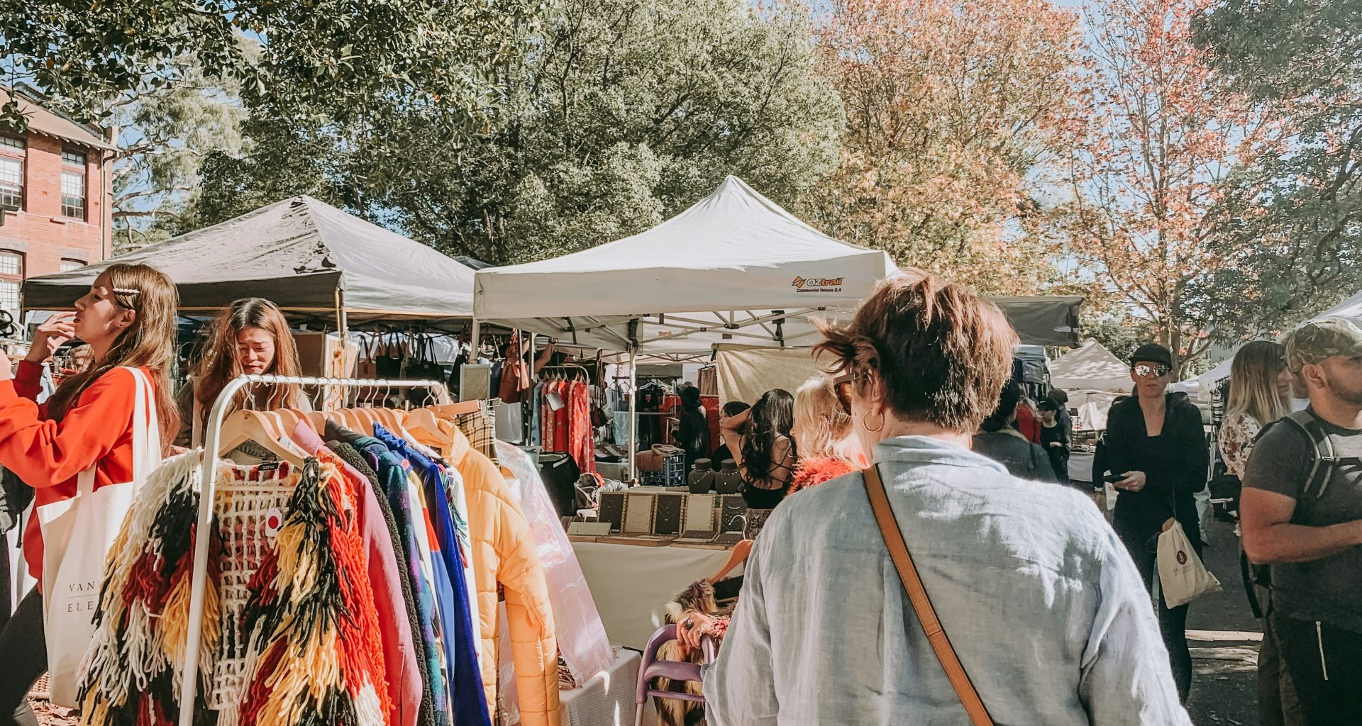 menschen-die-tagsuber-auf-der-strasse-spazieren-gehen-ogNUiqIYQ-I