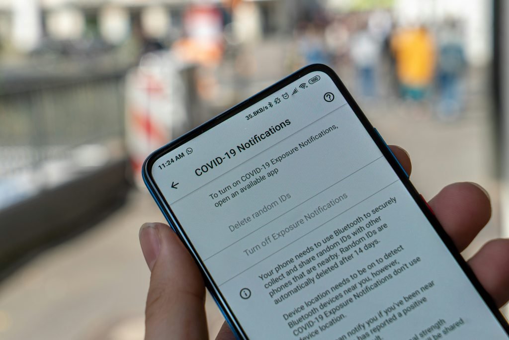 person-mit-schwarzem-android-smartphone-PfMXXv8XXgs