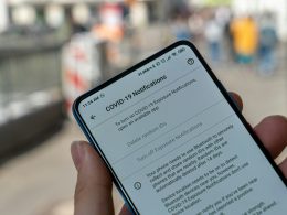 person-mit-schwarzem-android-smartphone-PfMXXv8XXgs