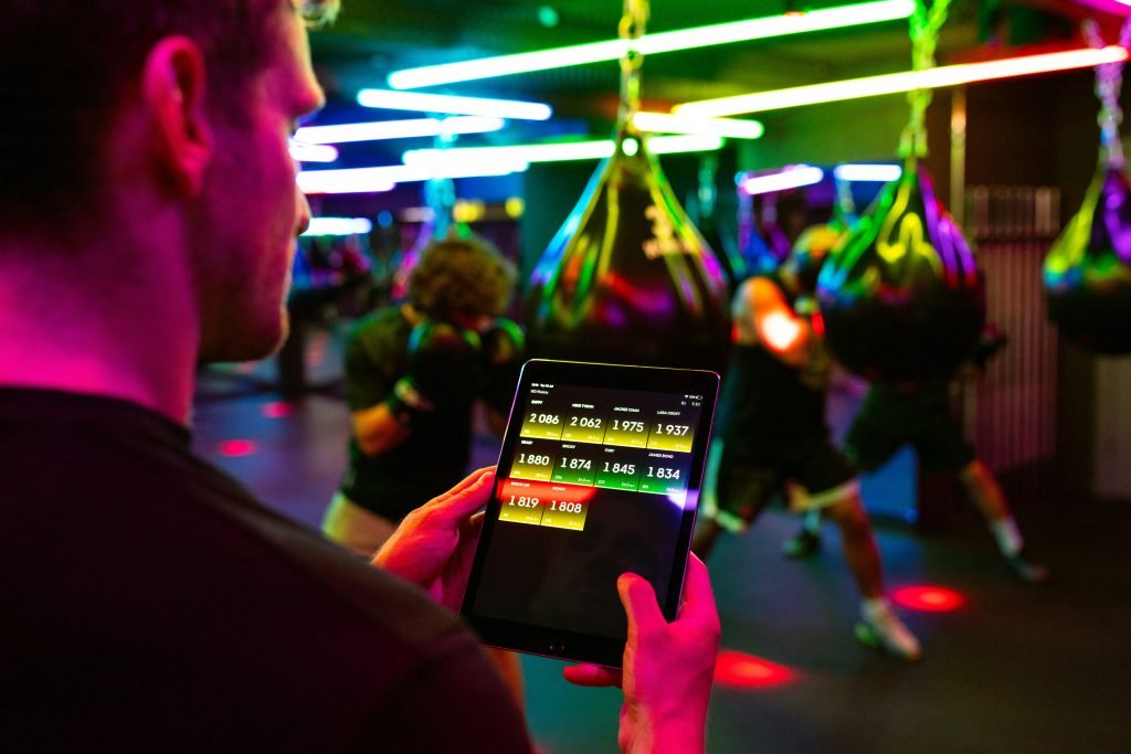 person-mit-schwarzem-android-smartphone-TAKGtohfURs
