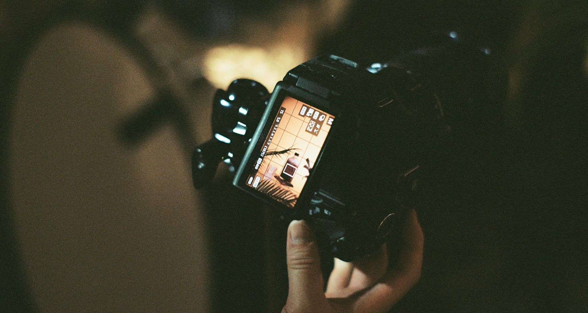 person-mit-schwarzer-dslr-kamera-V3WAS79d_ac