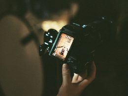 person-mit-schwarzer-dslr-kamera-V3WAS79d_ac