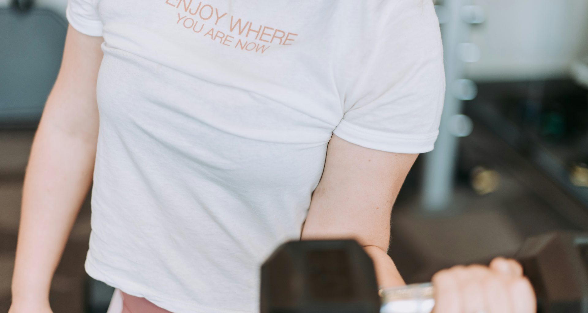 person-mit-schwarzer-hantel-im-raum-lf2pD--wIUA